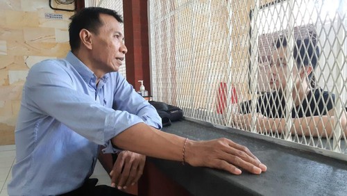 Kuasa hukum Jero Dasaran Alit, Kadek Agus Mulyawan saat menjenguk kliennya di Lapas Tabanan. (Foto: Istimewa)