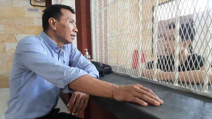 Kuasa hukum Jero Dasaran Alit, Kadek Agus Mulyawan saat menjenguk kliennya di Lapas Tabanan. (Foto: Istimewa)