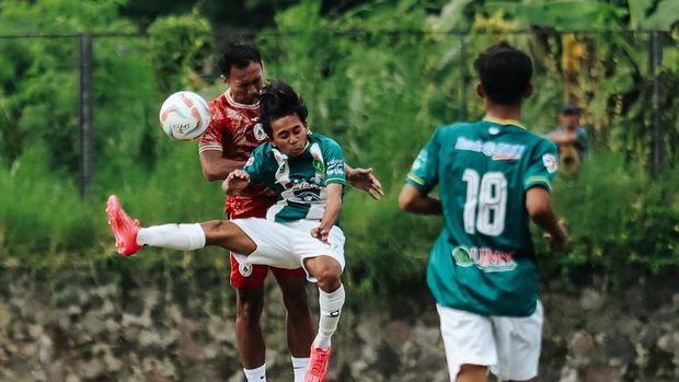 Laga uji coba PSS Sleman vs PSHW UMY di Lapangan Pakembinangun, Sleman, Minggu (14/1/2024).