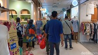 Sekilas kawasan ini terbagi menjadi tiga koridor utama dengan berbagai lapak toko di setiap sisi koridor. Setiap koridor berukuran sekitar 2,5 meter yang membuat akses jalan cukup lebar dan pelanggan yang melintas tidak perlu saling berhimpitan.