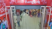 Berkat itu tidak sedikit juga para pengunjung yang menyempatkan diri untuk mampir dan melihat-lihat sejumlah toko yang menawarkan berbagai produk. Suasana ini membuat area Little Bangkok tampak sangat hidup.