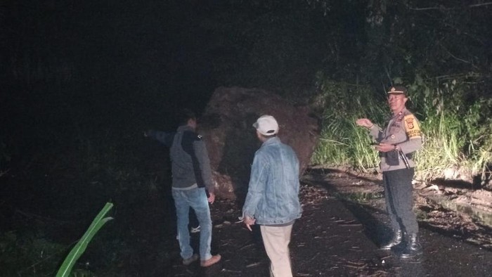 Longsor batu di Tana Toraja menutupi jalan.