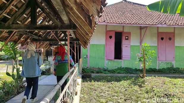 Lorong pendek yang menghubungkan bangunan cagar budaya dengan bangunan baru di Rumpelsos Demak. Foto diambil Selasa (16/1/2024).