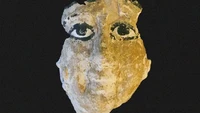Selain itu, dua patung terakota yang menggambarkan dewi Mesir kuno Isis, yang awalnya dikaitkan dengan praktik penguburan, dan dewa anak Harpocrates, yang dikenal sebagai dewa keheningan dan rahasia selama periode Ptolemeus, juga ditemukan. Foto: (Kementerian Pariwisata dan Kepurbakalaan Mesir)