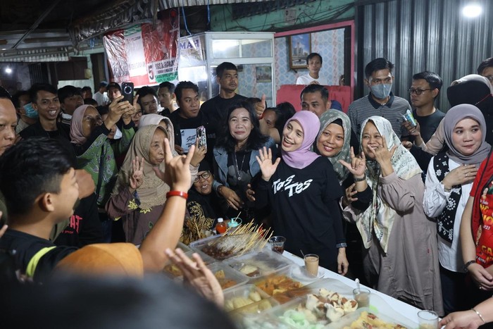 Makan Malam di Angkringan Palembang, Atikoh Diserbu Warga Minta Selfie