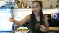 Sempat menetap di Singapura, Denada berikan rekomendasi tempat makan khas Indonesia yang enak di sana. Foto: Instagram @denadaindonesia