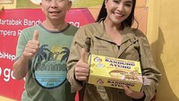 Langganan Martabak Bandung Ayung sejak dulu. Denada rekomendasikan martabak ini ke penggemarnya di Instagram. Foto: Instagram @denadaindonesia