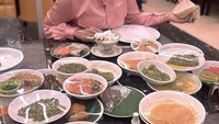 Makan kenyang di restoran Padang Pagi Sore. Denada tersenyum lebar, di depan piring berisi aneka lauk dari dendeng hingga rendang. Foto: Instagram @denadaindonesia
