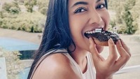 Di sela-sela liburannya, Denada sering ngemil donat. Dirinya memang tidak terlalu pemilih untuk urusan makanan. Foto: Instagram @denadaindonesia