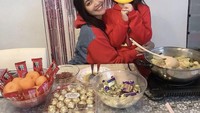 Bersama sang putri, Aisha. Denada sering mengadakan acara makan-makan seru, dari hidangan steamboat sampai camilan coklat. Foto: Instagram @denadaindonesia