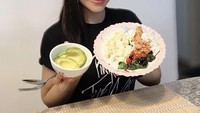 Sang putri, selalu sigap menjadi fotografer yang mengabadikan momen sang ibu ketika menunjukkan makanannya. Foto: Instagram @denadaindonesia