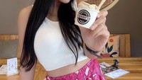 Di Instagramnya, ibu dari satu anak tersebut suka membagikan kesehariannya. Termasuk momen kulinerannya hingga saat review makanan. Foto: Instagram @denadaindonesia