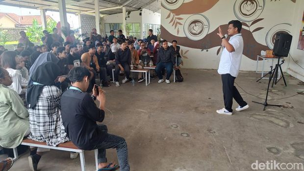 Mikail Azizi Baswedan dan Rahma Arifa Muhaimin yang tergabung dalam tim Ekspedisi Perubahan saat bertemu dengan anak muda di Purwokerto, Banyumas, Selasa (16/1/2024).