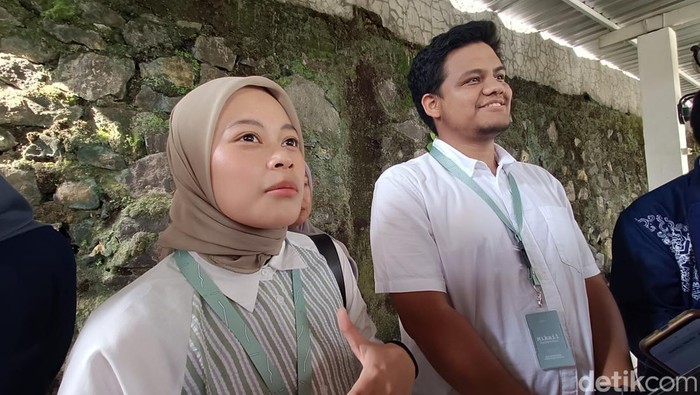 Mikail Azizi Baswedan dan Rahma Arifa Muhaimin yang tergabung dalam tim Ekspedisi Perubahan saat bertemu dengan anak muda di Purwokerto, Banyumas, Selasa (16/1/2024).