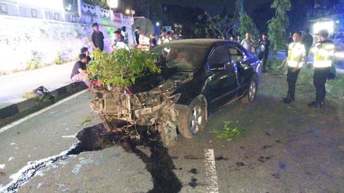 Mobil sedan Toyota Altis oleng hingga membentur pembatas jalan dan pohon di Ring Road Utara, Mlati, Sleman, Selasa (16/1) dini hari WIB.