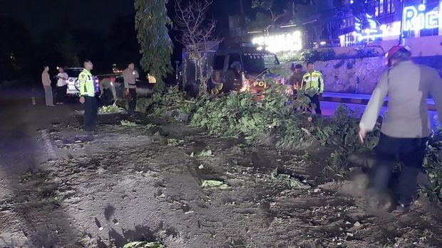 Mobil sedan Toyota Altis oleng hingga membentur pembatas jalan dan pohon di Ring Road Utara, Mlati, Sleman, Selasa (16/1) dini hari WIB.