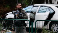 Media Israel mengatakan beberapa orang mungkin juga ditikam dalam insiden di Raanana, utara Tel Aviv, yang terjadi di tengah meningkatnya ketegangan keamanan akibat perang lebih dari tiga bulan dengan militan Hamas di Gaza. REUTERS/Ammar Awad