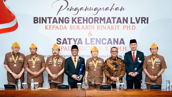 Ketua Umum DPP LVRI Jenderal (Purn) HBL Mantiri bersama para veteran dalam acara Penganugerahan Bintang Kehormatan LVRI dan Satya Lencana di Jakarta, Selasa (16/1/2024).