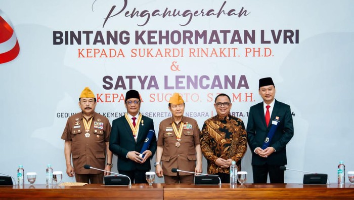 Ketua Umum DPP LVRI Jenderal (Purn) HBL Mantiri bersama para veteran dalam acara Penganugerahan Bintang Kehormatan LVRI dan Satya Lencana di Jakarta, Selasa (16/1/2024).