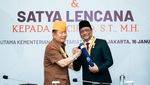 Momen Penyerahan Bintang Kehormatan LVRI untuk Veteran