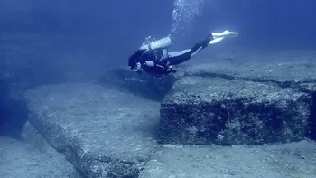 Monumen Yonaguni: Struktur mirip tangga raksasa ini ditemukan di 1985 dan menimbulkan kontroversi sejak saat itu. Banyak yang percaya ini buatan manusia dari peradaban kuno, namun ada pula yang percaya ini hanyalah formasi alam yang langka. Batu raksasa ini memiliki panjang lebih dari 50 meter dan lebar sekitar 20 meter.  Foto: Unwired