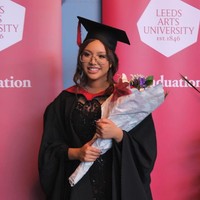 Naja Dewi Maulana berencana langsung mengambil gelar masternya di London, Inggris. Kabarnya Naja mengambil gelar masternya di kampus yang sama. Foto: Instagram