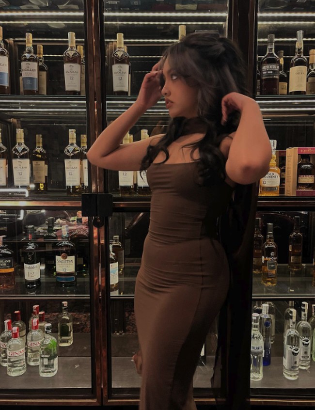 Beberapa kali Naja terlihat feminin mengenakan dress dengan rambut panjang terurai. Foto: Instagram