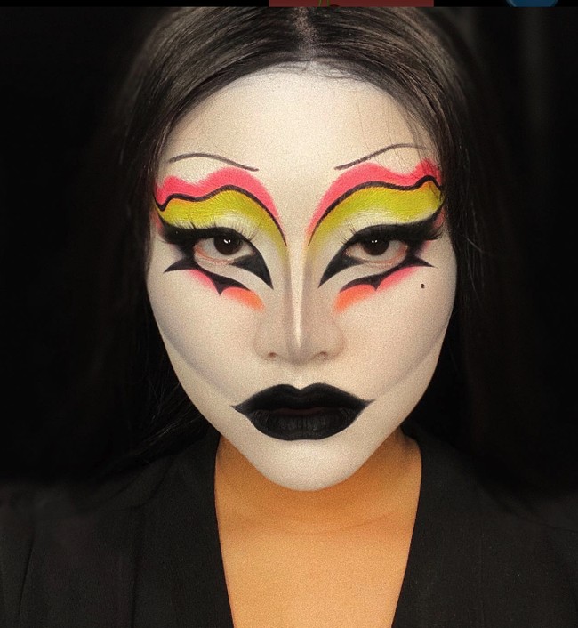 Dalam beberapa fotonya, Naja juga kerap bermain makeup karakter yang unik. Ia piawai dalam mengaplikasikan makeup. Foto: Instagram