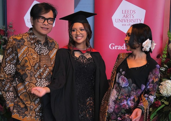 Naja Dewi Maulana baru saja lulus kuliah S1 pada Juli 2023 lalu. Armand Maulana dan Dewi Gita pun turut menghadiri acara wisudanya di Inggris. Foto: Instagram