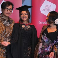 Naja Dewi Maulana baru saja lulus kuliah S1 pada Juli 2023 lalu. Armand Maulana dan Dewi Gita pun turut menghadiri acara wisudanya di Inggris. Foto: Instagram