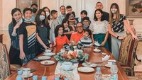 Nia Ramadhani akrab dengan keluarga besar dari mertuanya, Aburizal Bakrie. Makan-makan bersama keluarga menjadi momen hangat yang tak akan pernah dilewatkannya. Foto: Instagram/ramadhaniabakrie
