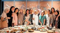 Istri dari Ardi Bakrie dikenal sebagai sosok yang mudah besosialisasi. Berkumpul bersama Nagita Slavina, Paula Verhoeven, dan lainnya pasti dilengkapi dengan jamuan makanan enak. Foto: Instagram/ramadhaniabakrie