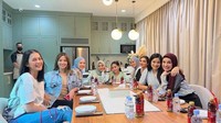 Rutinitas bertemu teman-temannya tak boleh terlewat oleh Nia. Datang ke rumah Nagita Slavina, kelompok ibu-ibu ini siap menyantap jamuan makan malam yang enak. Foto: Instagram/ramadhaniabakrie