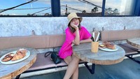 Nia Ramadhani juga hobi liburan ke Bali. Pada salah satu unggahannya ia bahkan merasa rindu dengan suasana minum kopi sambil menikmati pastry di Bali. Foto: Instagram/ramadhaniabakrie