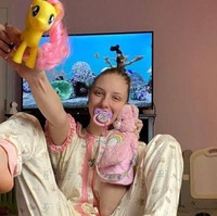 “Saya memilih untuk tidak merespons pada hal negatif. Saya tidak mencoba memaksa gaya hidup saya pada orang lain. Meskipun saya berpakaian seperti anak kecil, saya tetap bersikap wajar di tempat umum,” ungkap Paigey.  Foto: Dok. Instagram/@mindlessdiaper