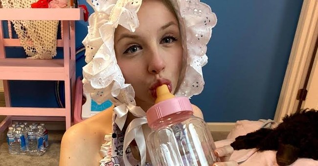 Paigey tidur di tempat tidur bayi. Di pagi hari, dia mengganti popoknya, lalu bermain dan membuat konten online untuk komunitas bayi dewasa dan penggemar popok. Foto: Dok. Instagram/@mindlessdiaper