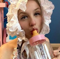 Paigey tidur di tempat tidur bayi. Di pagi hari, dia mengganti popoknya, lalu bermain dan membuat konten online untuk komunitas bayi dewasa dan penggemar popok. Foto: Dok. Instagram/@mindlessdiaper