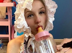 7 Foto Wanita yang Hidup Jadi Bayi Dewasa, Pakai Popok Sepanjang Hari