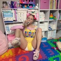 Sehari-hari, dia pun hanya bermain dengan boneka, tidur siang dan kegiatan yang biasa dilakukan bayi.  Foto: Dok. Instagram/@mindlessdiaper