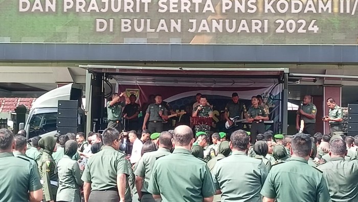Pangdam II Sriwijaya saat memberikan arahan menyambut hari ulang tahun prajurit bulan Januari di lapangan upacara Makodam II Sriwijaya, Selasa (16/1/2024) pagi.