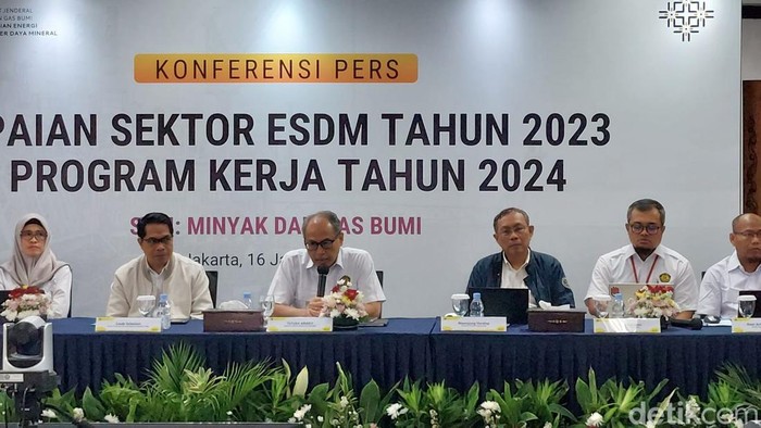Direktur Jenderal Minyak dan Gas Bumi (Dirjen Migas), Tutuka Ariadji memaparkan capaian kinerja 2023 di kantornya, Jakarta Selatan, Selasa (16/1/2024).