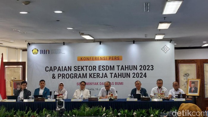 Direktur Jenderal Minyak dan Gas Bumi (Dirjen Migas), Tutuka Ariadji memaparkan capaian kinerja 2023 di kantornya, Jakarta Selatan, Selasa (16/1/2024).