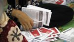 Potret Pekerja Lipat Suara Pemilu, Dibayar Rp 400/Lembar