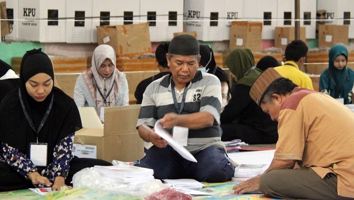 Pekerja melipat surat suara Pemilu 2024 di gudang logistik Komisi Pemilihan Umum (KPU) Dumai, di Kota Dumai, Riau, Senin (15/1/2024). KPU Dumai mulai melakukan pelipatan surat suara Pemilu 2024 dengan mempekerjakan sebanyak 135 orang berupah Rp300 per lembar surat suara pilpres dan Rp400 per lembar surat suara pileg dengan target selesai proses pelipatan selama empat hari. ANTARA FOTO/Aswaddy Hamid/nz