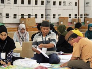 Potret Pekerja Lipat Suara Pemilu, Dibayar Rp 400/Lembar