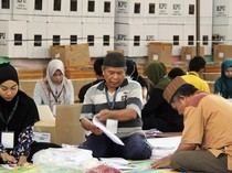 Potret Pekerja Lipat Suara Pemilu, Dibayar Rp 400/Lembar