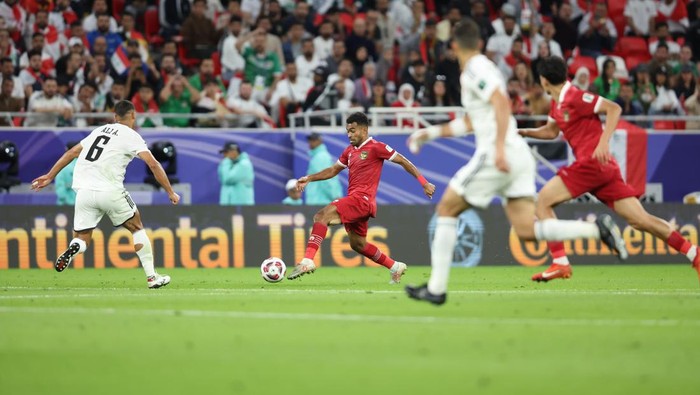 Pemain Timnas Indonesia Yakob Sayuri berusaha melewati pemain Irak dalam laga Piala Asia 2023.