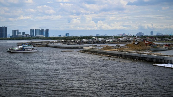 Pembangunan tanggul laut di Dadap Tangerang Pekerja menyelesaikan proyek pembangunan tanggul laut di Pantai Dadap, Kabupaten Tangerang, Banten, Selasa (16/1/2024). Kementerian Pekerjaan Umum dan Perumahan Rakyat (PUPR) membangun tanggul sepanjang 1.664 meter di Pantai Dadap yang masuk dalam proyek National Capital Integrated Coastal Development (NCICD) sebagai upaya mengatasi banjir rob di daerah pesisir. ANTARA FOTO/Sulthony Hasanuddin/nym.