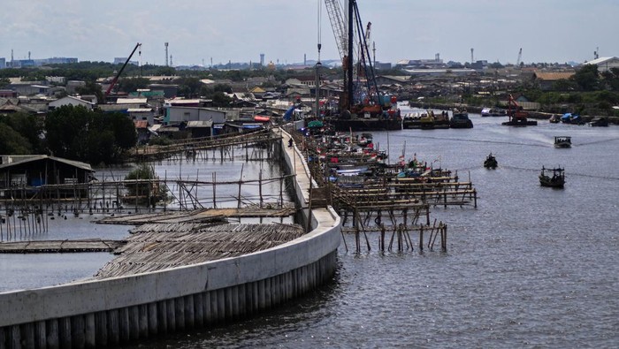 Pekerja menyelesaikan proyek pembangunan tanggul laut di Pantai Dadap, Kabupaten Tangerang, Banten, Selasa (16/1/2024). Kementerian Pekerjaan Umum dan Perumahan Rakyat (PUPR) membangun tanggul sepanjang 1.664 meter di Pantai Dadap yang masuk dalam proyek National Capital Integrated Coastal Development (NCICD) sebagai upaya mengatasi banjir rob di daerah pesisir. ANTARA FOTO/Sulthony Hasanuddin/nym.