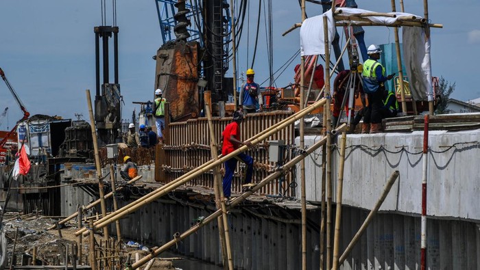Pekerja menyelesaikan proyek pembangunan tanggul laut di Pantai Dadap, Kabupaten Tangerang, Banten, Selasa (16/1/2024). Kementerian Pekerjaan Umum dan Perumahan Rakyat (PUPR) membangun tanggul sepanjang 1.664 meter di Pantai Dadap yang masuk dalam proyek National Capital Integrated Coastal Development (NCICD) sebagai upaya mengatasi banjir rob di daerah pesisir. ANTARA FOTO/Sulthony Hasanuddin/nym.